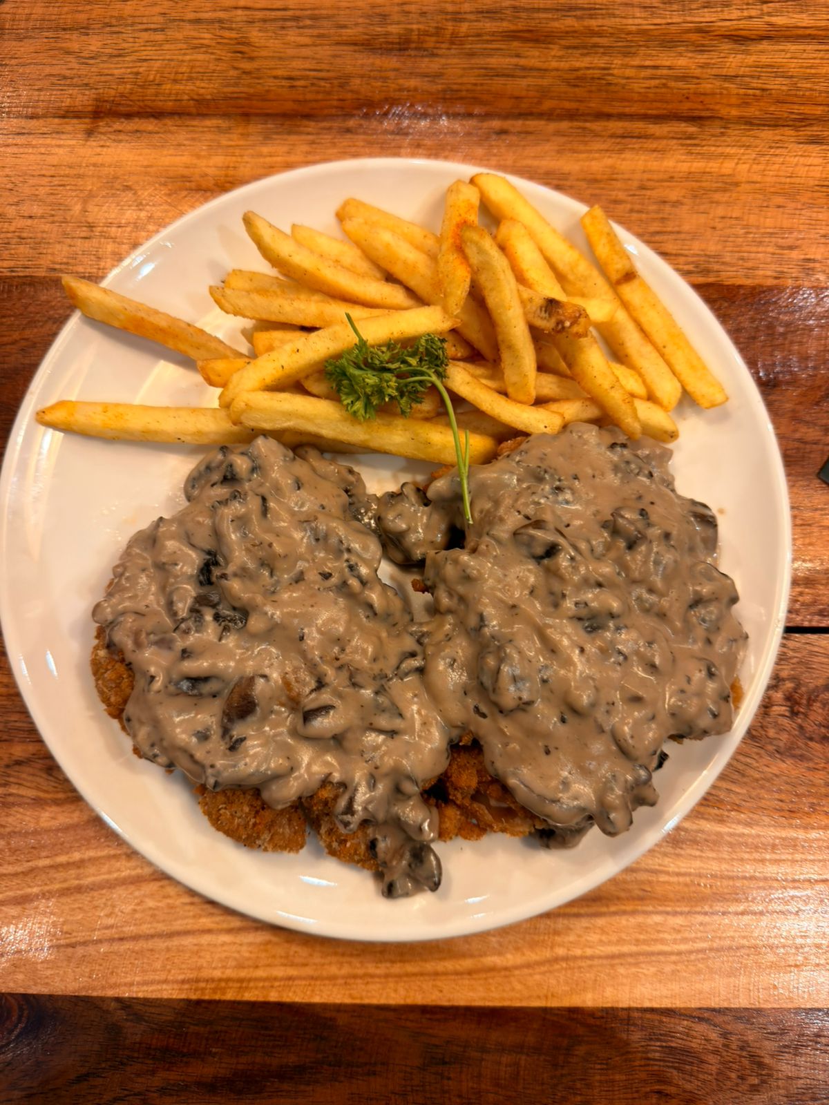 Chicken schnitzel with mushroom sauce and chips